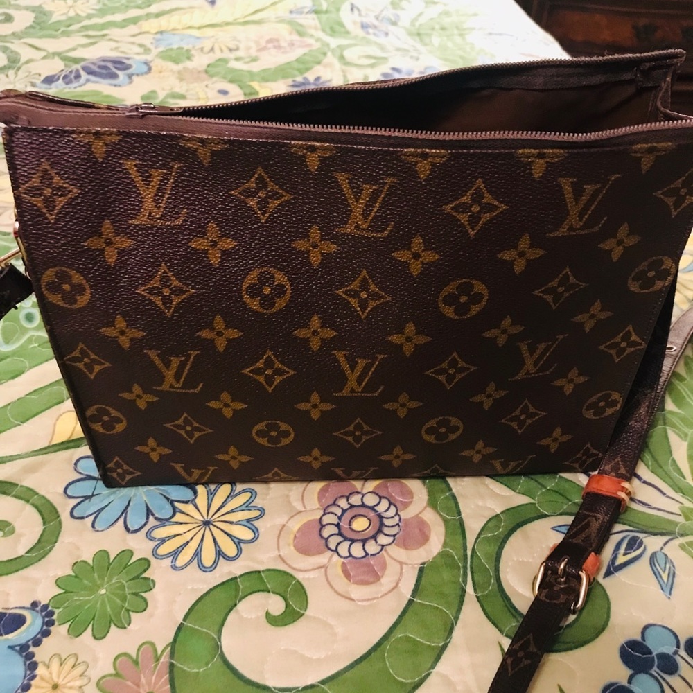 ❤️ SOLD❤️Louis Vuitton Toiletry Bag w/ Strap - Picture 1 of 7